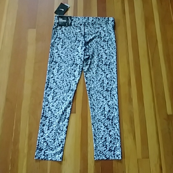NWT-Nike cropped leggings - Picture 4 of 4